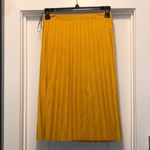 Mustard pleated skirt